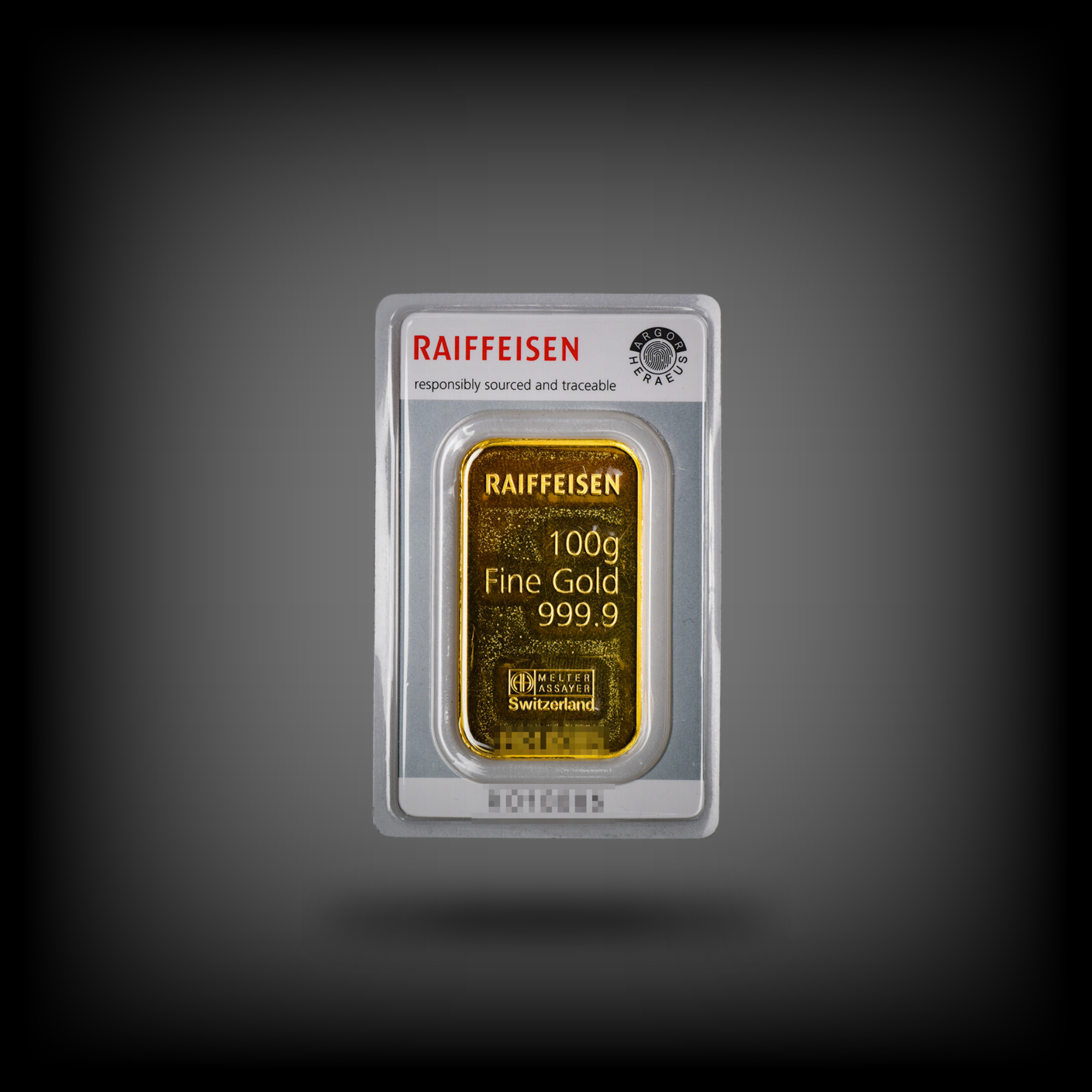 Ein rechteckiger Goldbarren mit der Aufschrift „RAIFFEISEN 100g Fine Gold 999.9“, versiegelt in transparenter Verpackung.
