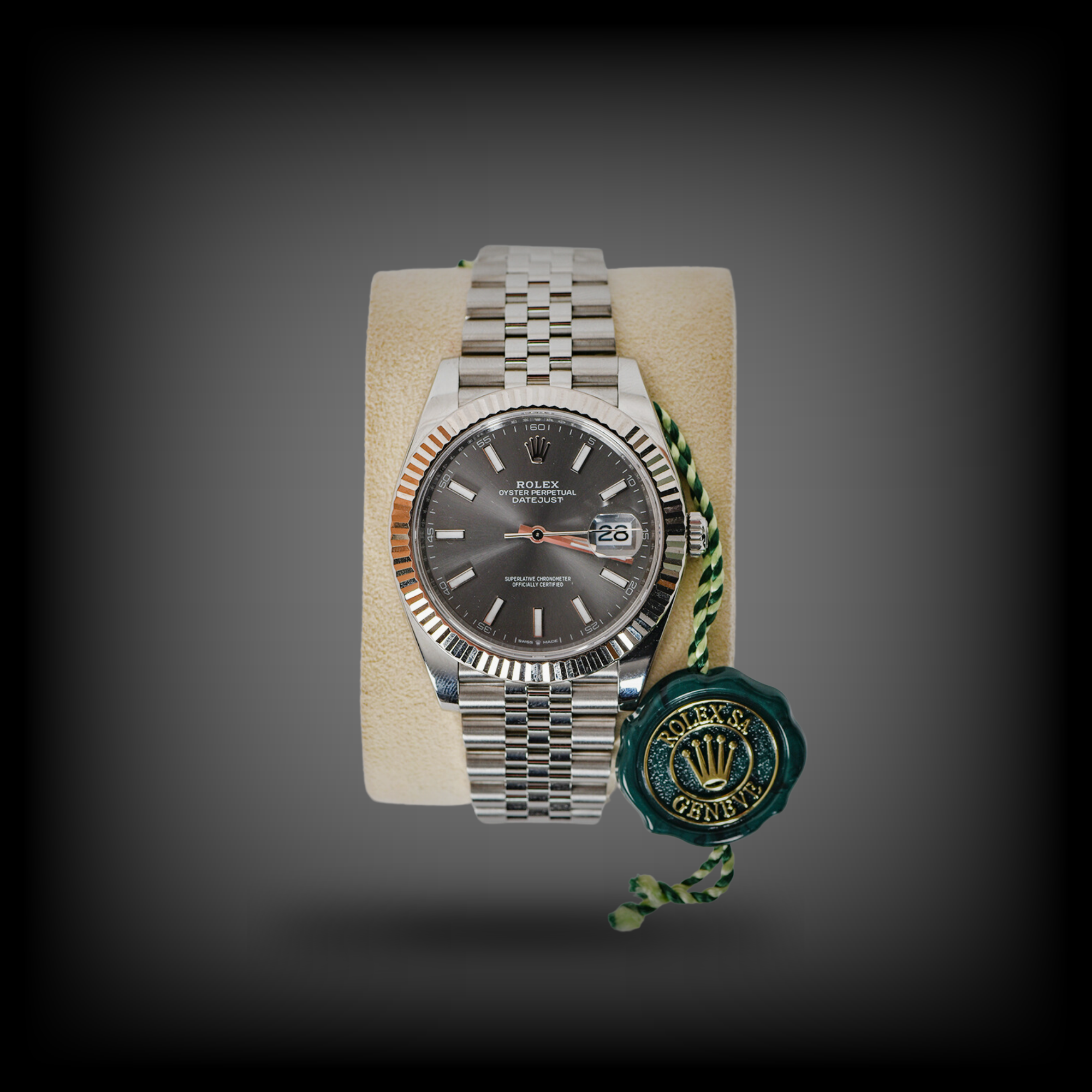 Eine silberne Rolex Datejust Uhr mit schwarzem Zifferblatt, Datumsanzeige, Edelstahlarmband und grün-goldenem Rolex Siegel.