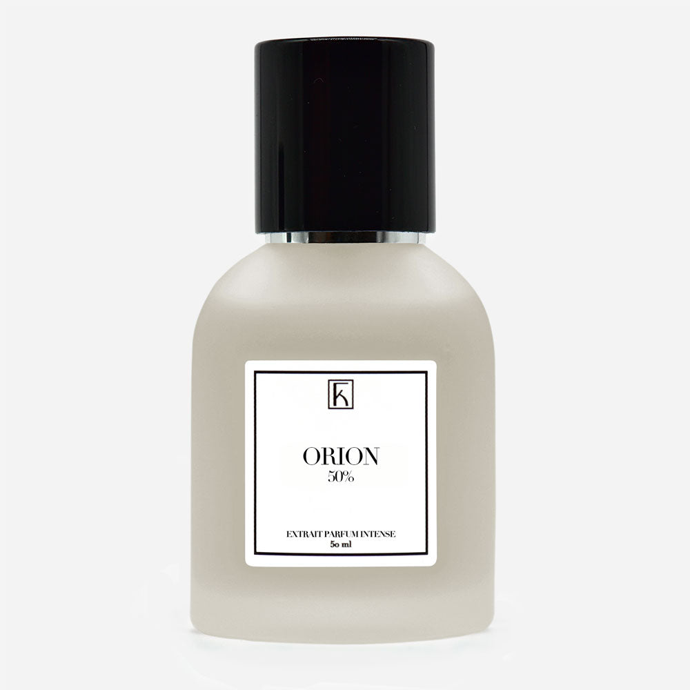 Eine matte, durchscheinende Parfümflasche mit schwarzem, glänzendem Deckel. Auf dem weißen Etikett steht "Orion 50%" sowie "Extrait Parfum Intense 50 ml". Die Flasche steht vor einem hellen, neutralen Hintergrund.
